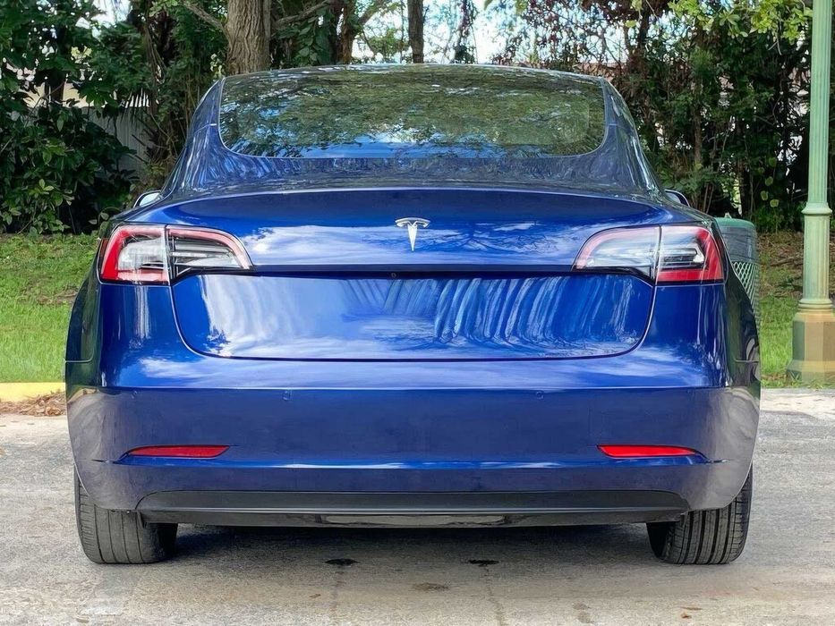 Tesla Model 3      2022