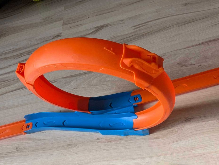 Tor Hot Wheels Track Creator Trzy pętle JDW39