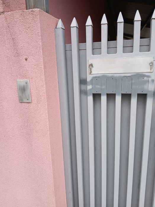 Portão com fechadura automática