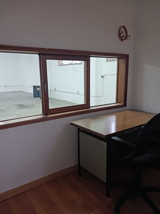 Arrenda Armazém com 220m² com escritório