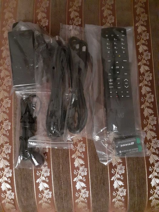 Dekoder Vu+ Uno 4K UHD FBC Dual DVB-S2X v2.0 Enigma E2 (Stan Jak Nowy)