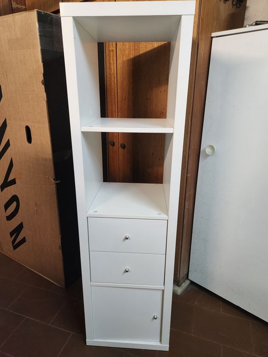 Estante branco, com gavetas, pratileiras e uma porta 147x41x39 cm