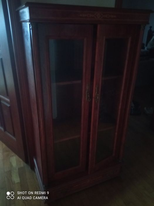 Móvel com prateleiras