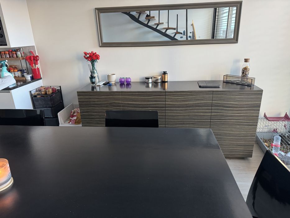 Mesa, 6 cadeiras e aparador