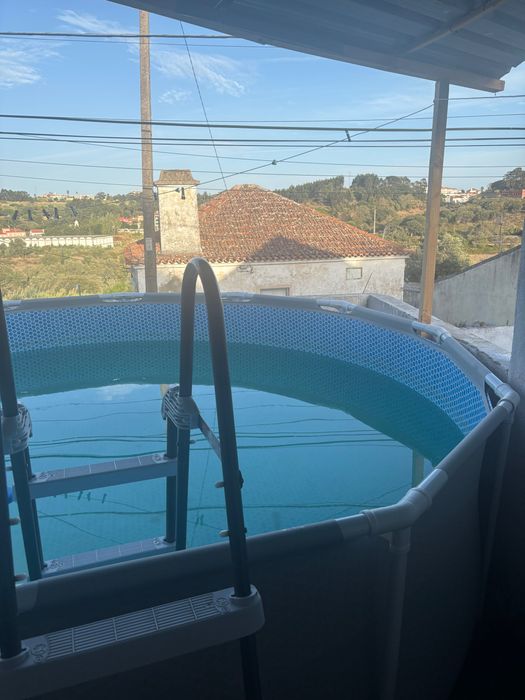 Piscina grande com escada