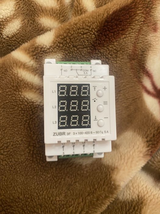 Реле напруги  ZUBR 3F