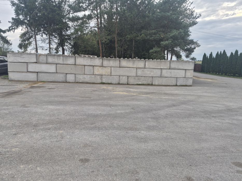 Klocki lego betonowe , mur oporowy .