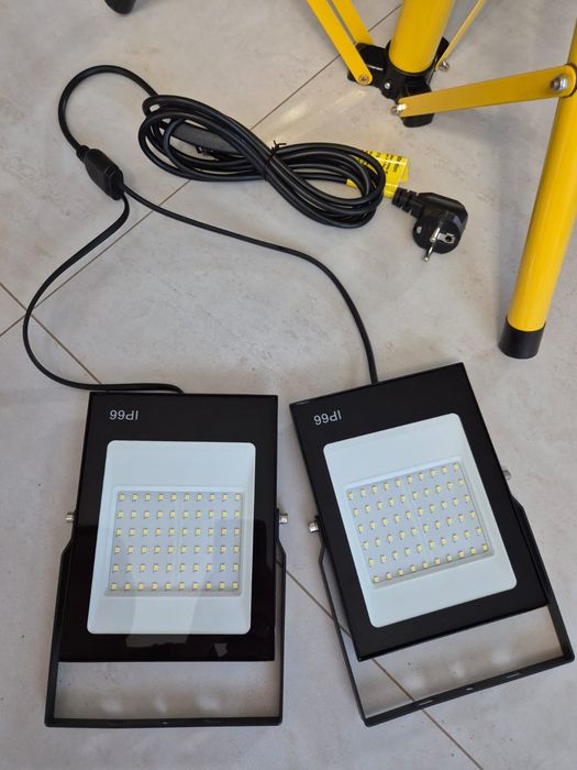 Opis produktu: Stojak z dwoma lampami LED roboczymi