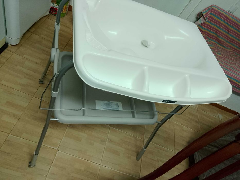 Banheira bebé com suporte e arrumação em bom estado