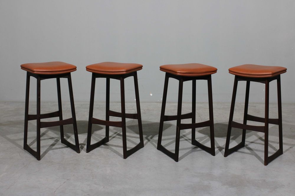Conjunto de 4 bancos bar nórdicos em teca