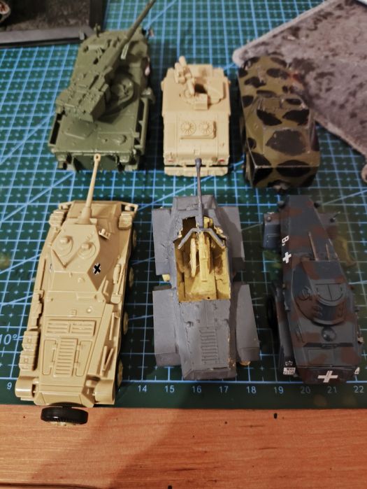 Zestaw modele samochodów opancerzonych  w skałę 1/72