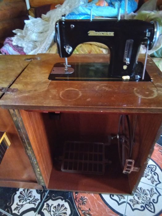 Машинка швейна  бу