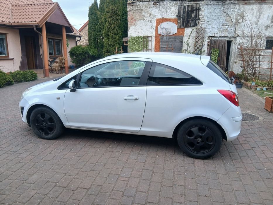 SprzedamZamienie Corsa 1,2 benzyna 2011 rok lift