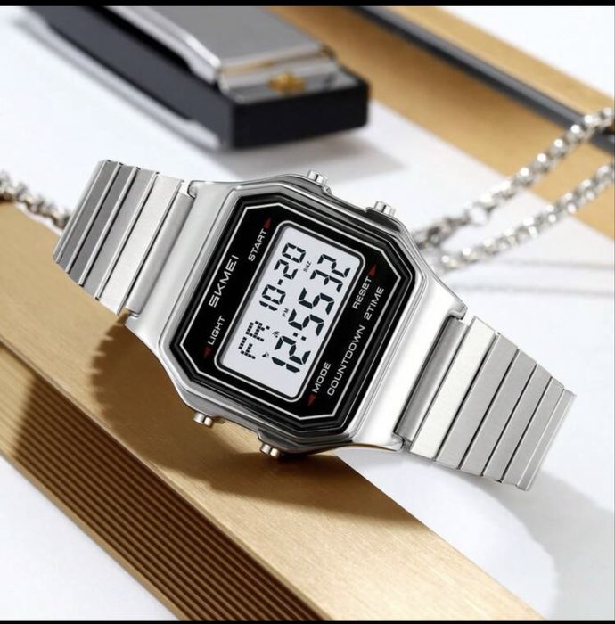 Relógio prateado masculino de aço inoxidável trasparente