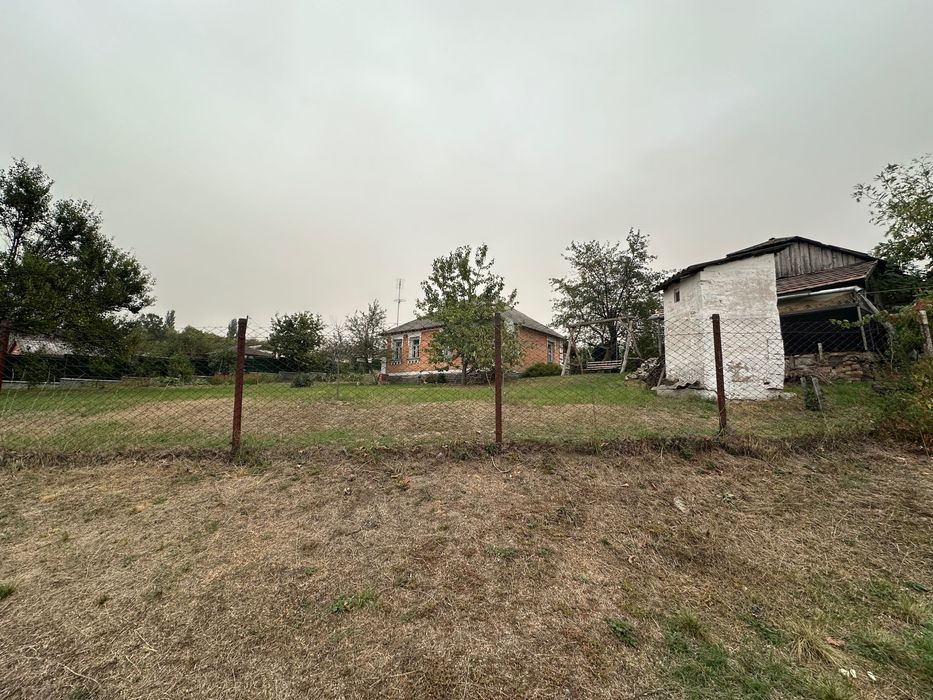 Цегляний будинок з прибудовою, підвалом, гаражем та літньою кухнею