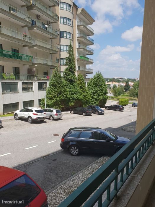 Apartamento T2 com varanda e garagem em Viseu