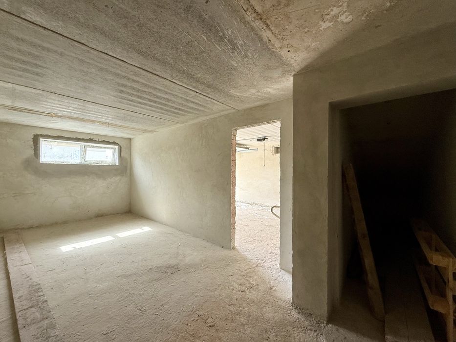 Зданий таунхаус з гаражем та міськими комунікаціями поруч озера!