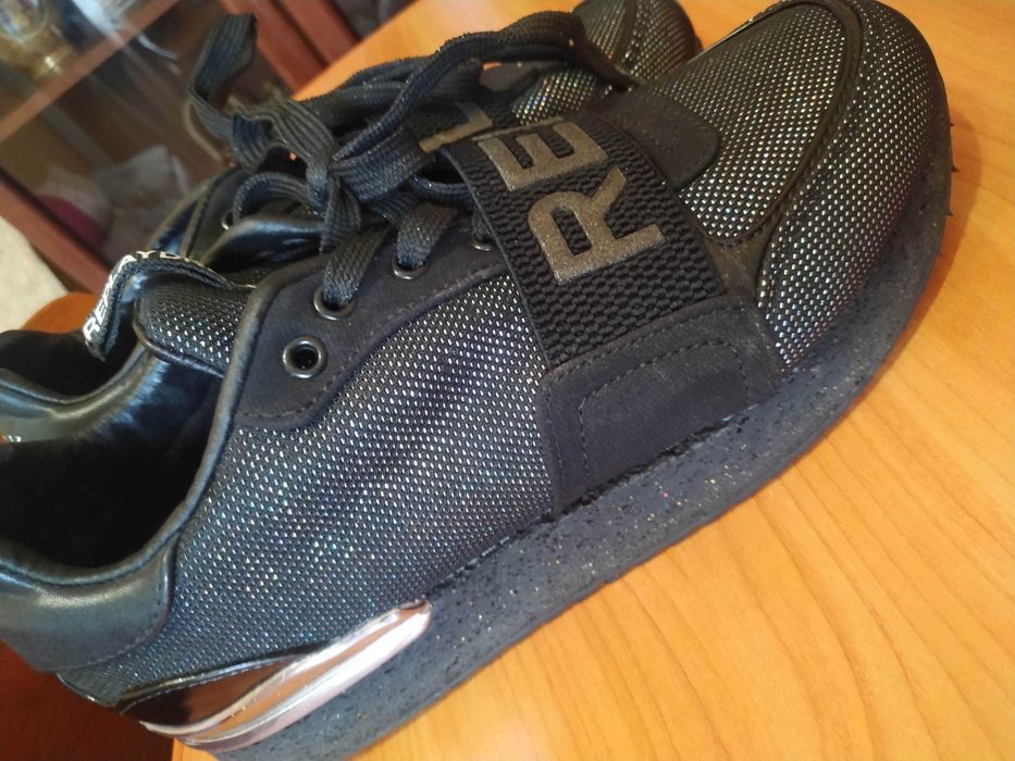 Продам женские кроссовки