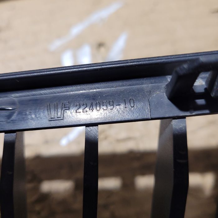 Grill atrapa nerka zderzaka przód prawa BMW Serii 3 E90 E91 2007r