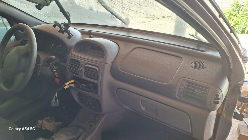 Peças renault clio II/98 para venda de veículo acidentado.