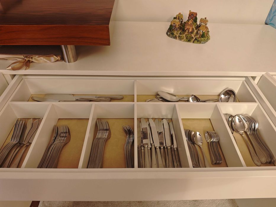 Conjunto sala jantar mesa + 4 cadeiras + aparador