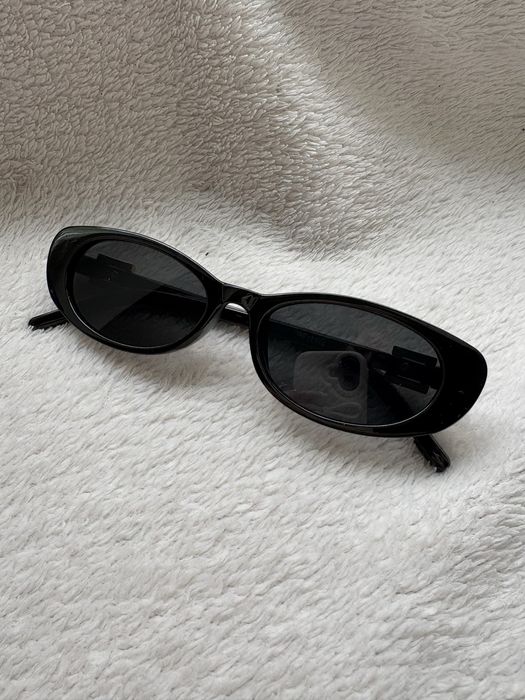Czarne okulary cat eye ze złotym detalem