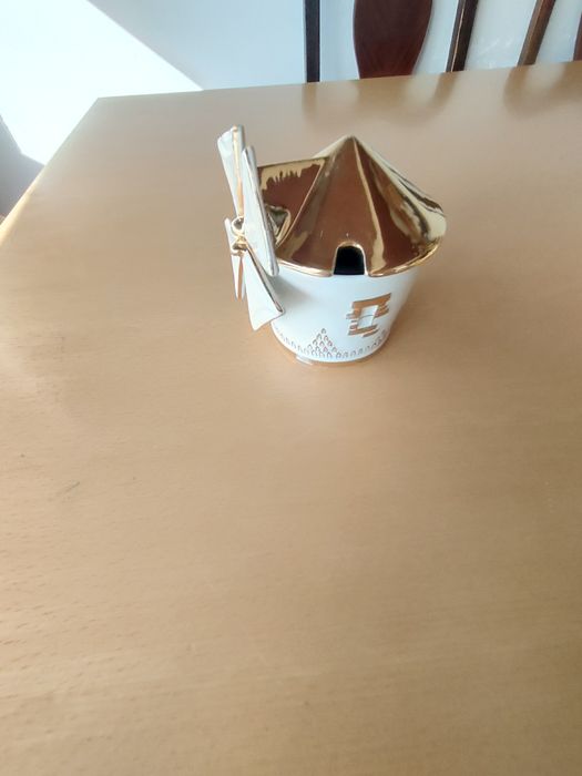Conjunto de peças em cerâmica de Sacavém.