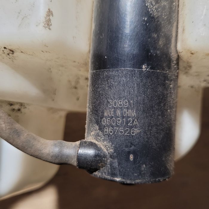 Zbiorniczek płynu spryskiwaczy na dwie pompki Toyota Auris I 2007r