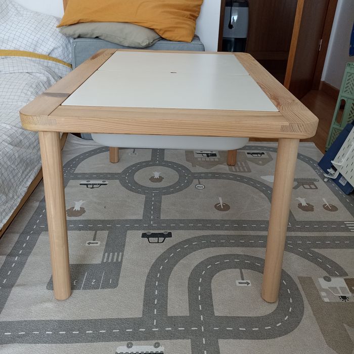 Mesa Flisat + caixas Trofast