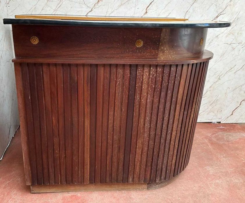 Balcão antigo em L duas partes, altura 122 cm parte curva 140 cm parte reta 150 cm