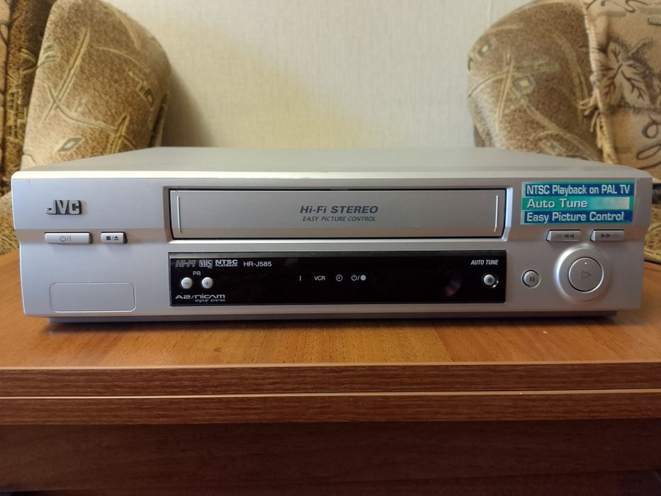 Відеомагнітофон  Hi-Fi stereo JVC HR-J585
