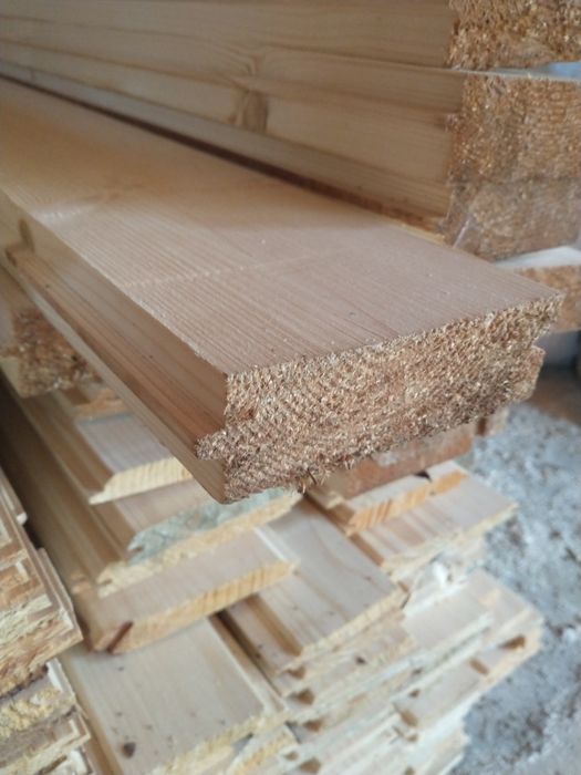 Дошка рейка бруси кроква сира суха на підлогу