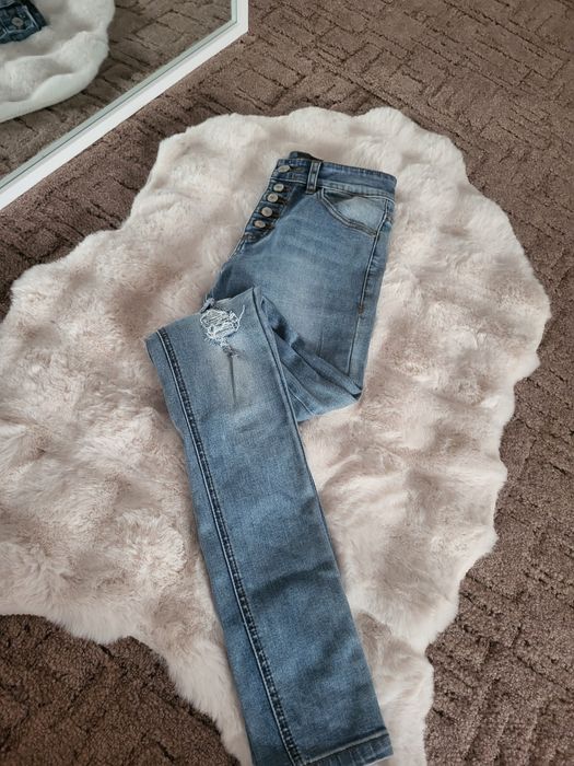 Jenasy z przetarciami dziurami kilkoma guzikami