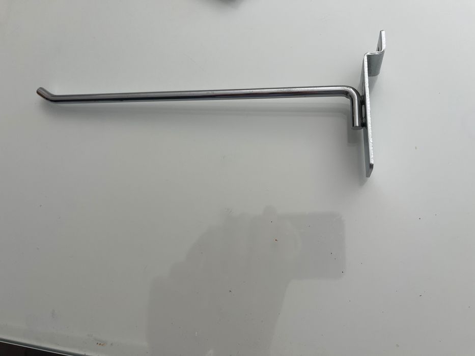 grampo metálico para prateleiras