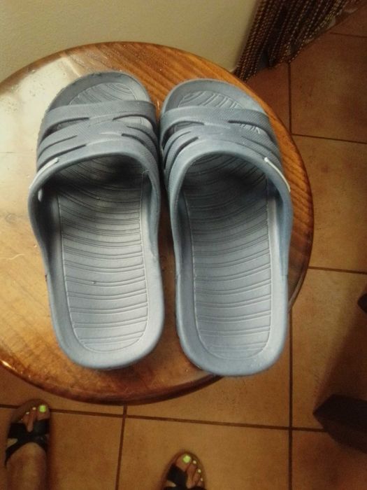 Chinelos 35 Azuis Escuros (apesar de na foto parecerem