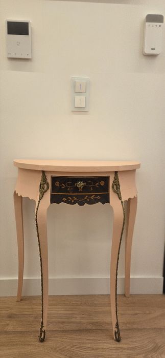 Mesinha / Consola original e com muito estilo para a entrada