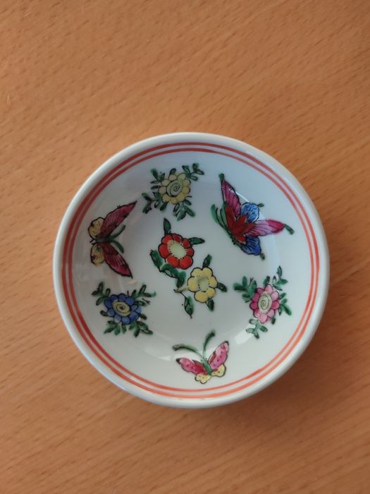 Pote e pequenas taças em porcelana de Macau.