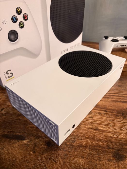 Xbox Series S pad, pudełko, kable