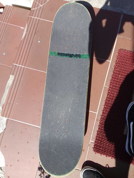 Skate completo (deck + trucks + rodas + rolamentos)