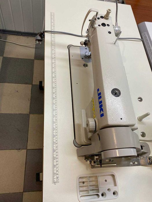 Juki DDL-8100Е Промислова прямострочна швейна машина з сервомотором