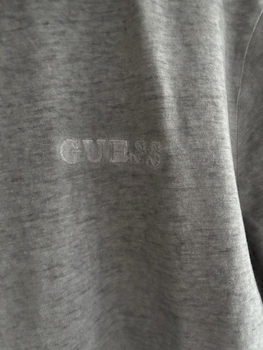 Szary T-shirt Guess.