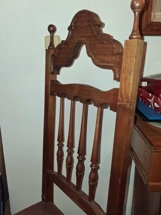 Cadeiras de madeira e pele