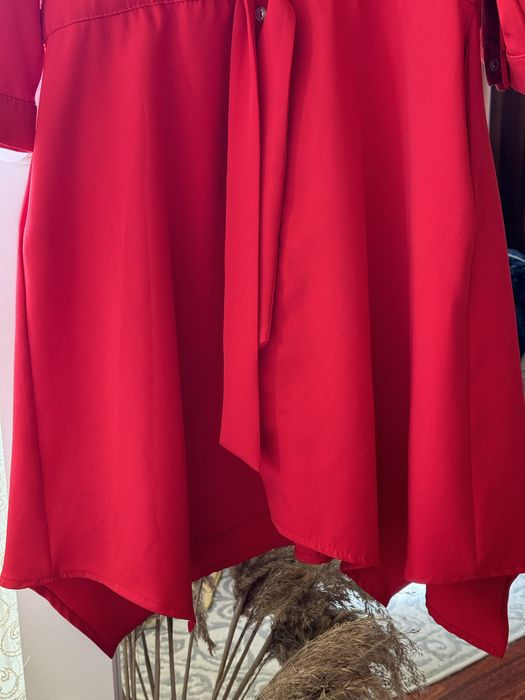 Червона сукня з довгим рукавом, підкачується на гудзик