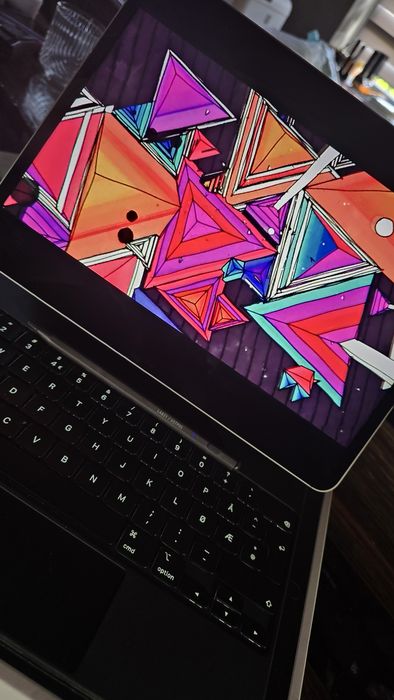 A2437 iPad Pro 12,9 cala 6. Generacji + Etui APPLE Magic Keyboard. RYSIK Pudełko