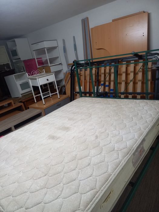 Cama de casal em ferro verde
