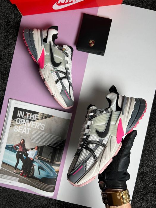 Жіночі кросівки найк Nike V2K Run White Holographic Pink [37-41]