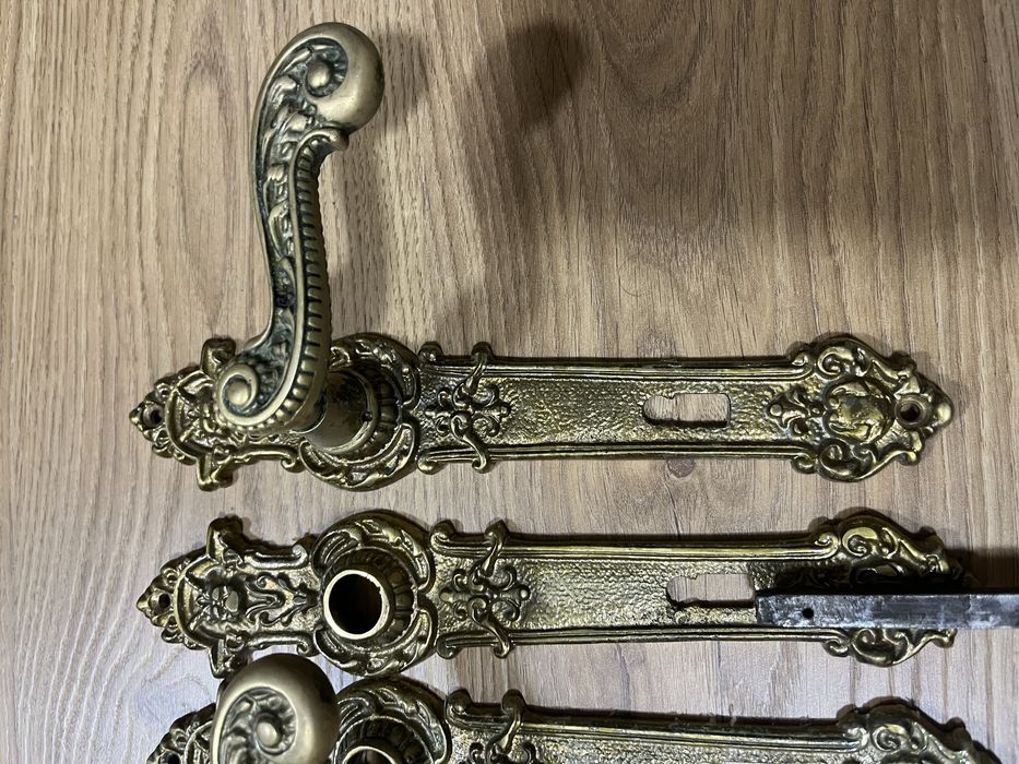 Mosiężne klamki z szyldami