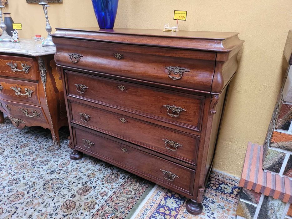 Cómoda muito antiga em madeira maciça em óptimo estado