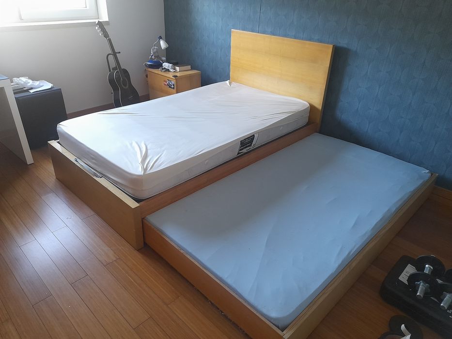 Cama dupla de solteiro com 2 estrados e colchões.