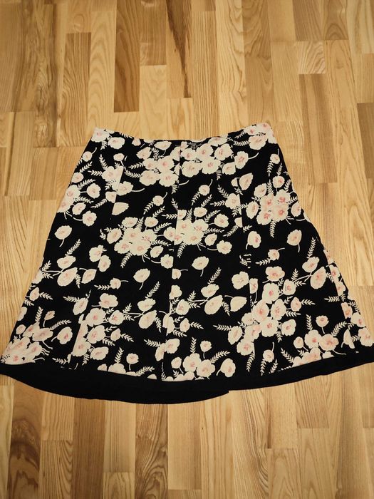 Spódnica sztruksowa w kwiaty.